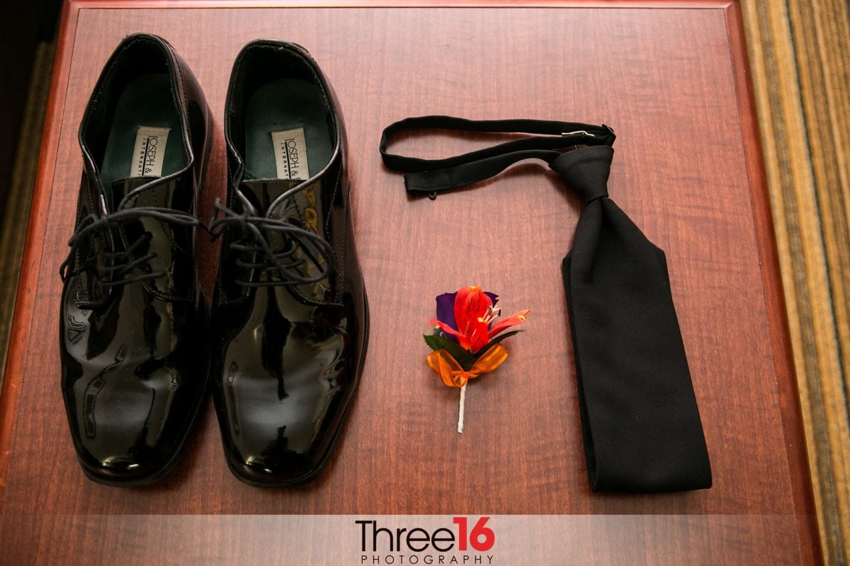 Groom's shoes, tie and boutonniere