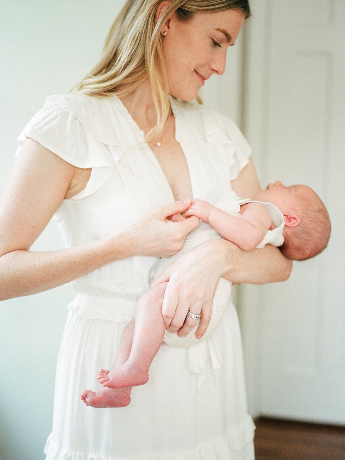 modern-indoor-newborn-richmond-va-photos-amy-nicole-photography-0021