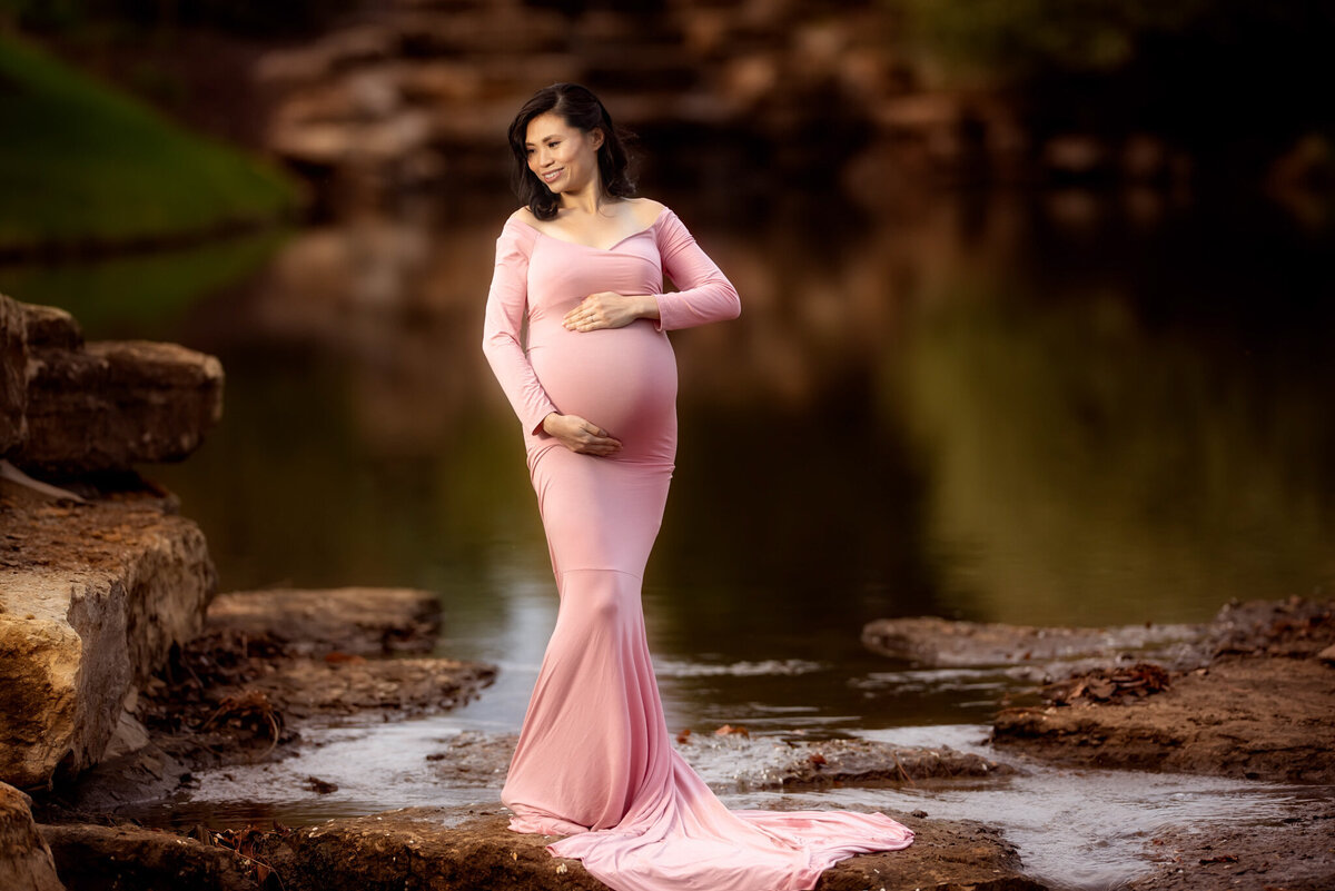 Charming maternity portrait set in a rustic woodland location in Lenexa, Kansas. Ideal for families looking for creative and natural maternity photography near Kansas City.