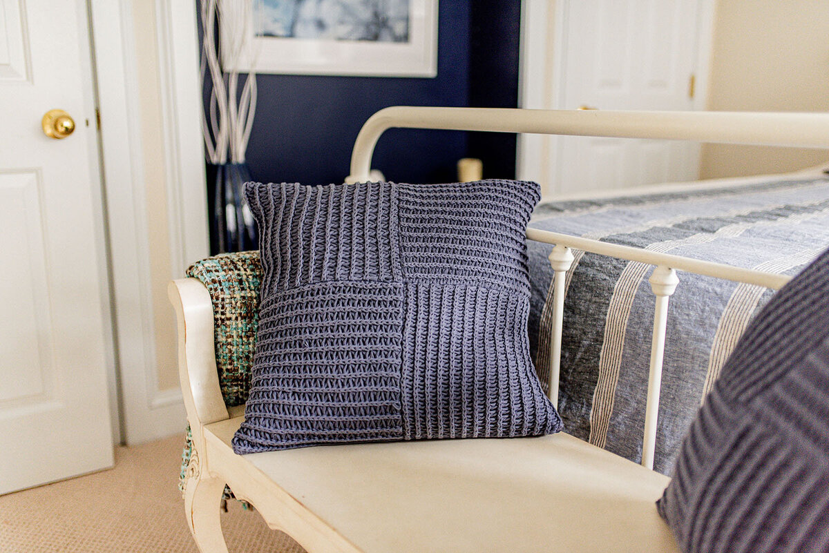 7Elements_IndianLake_Bedroom01_BenchPillows