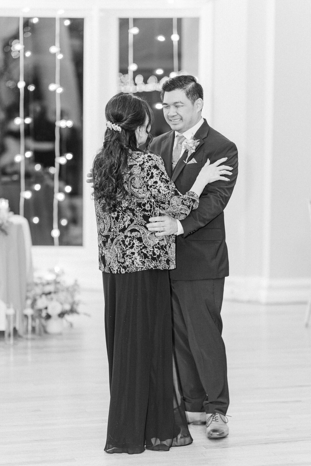 Chateaux at Fox Meadows Colorful Spring Wedding Light and Airy Elena Spraguer Photography  0161