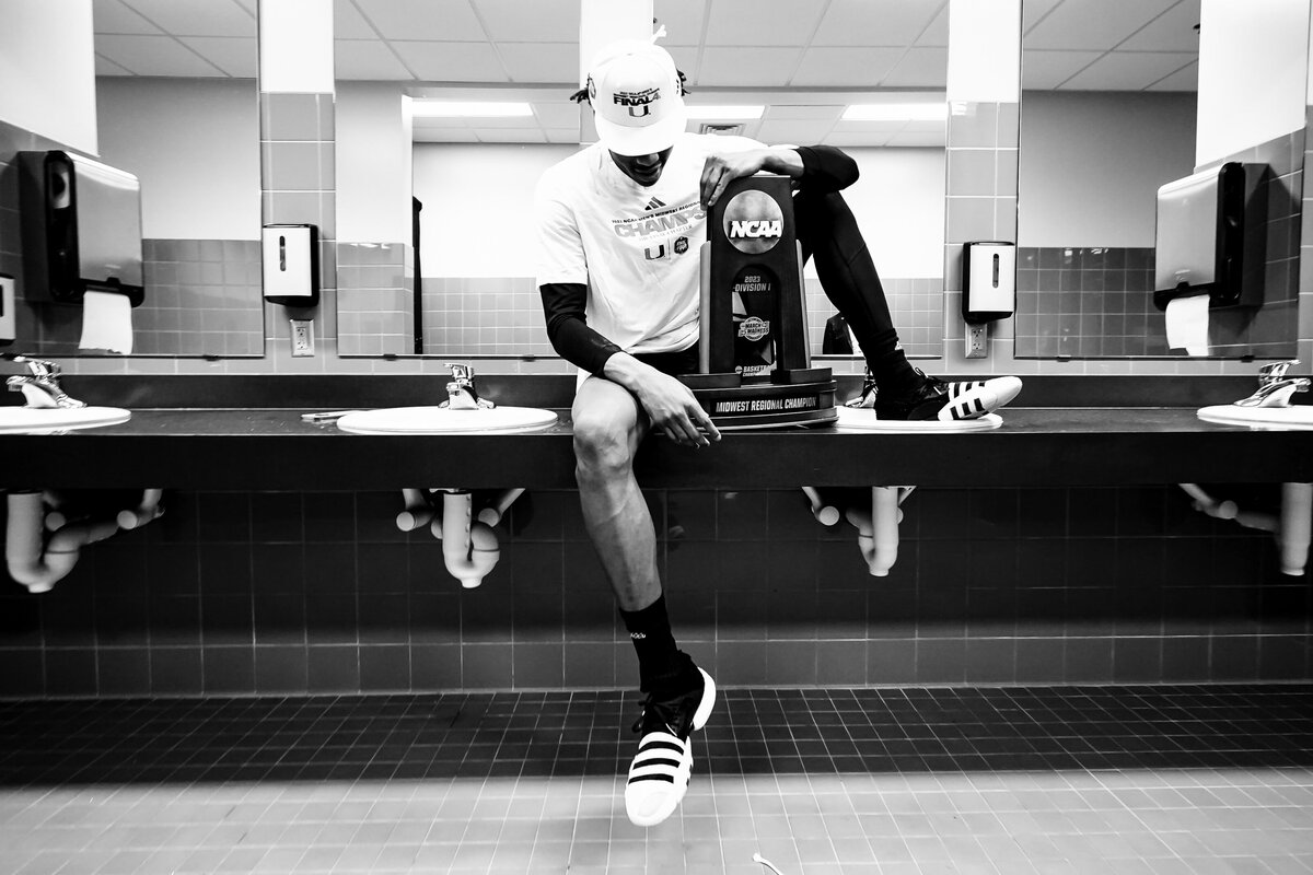 kansas-city-sports-photography-0219-basketball-player-in-locker-room