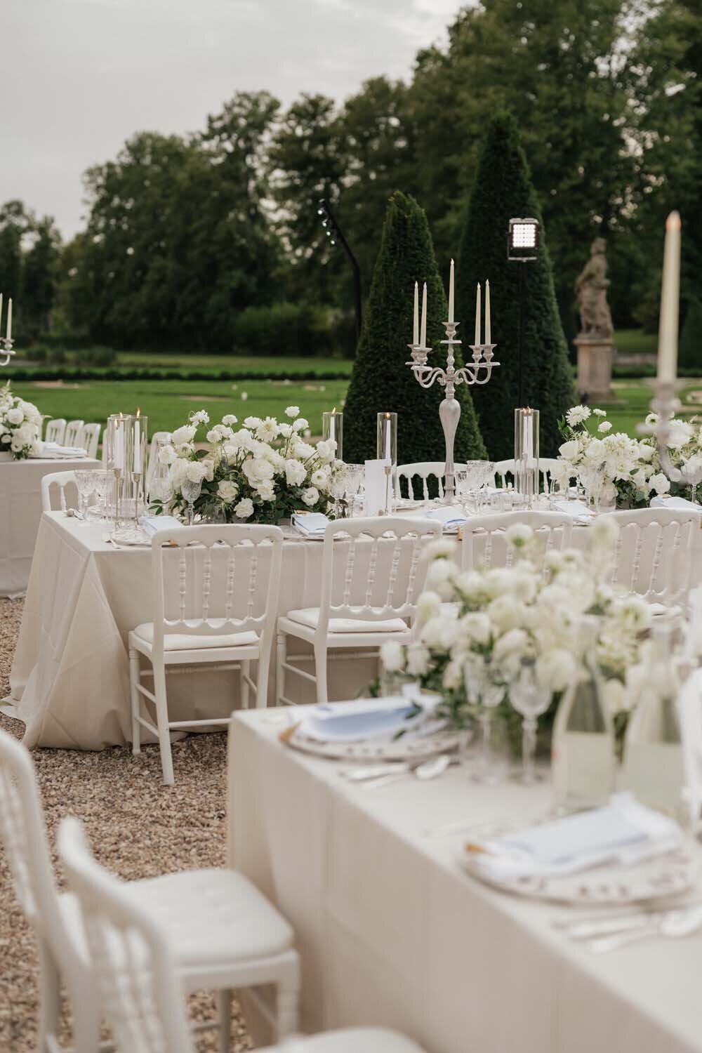 white luxury romance at chateau de Villette for Hannah & dylan Barbour wedding in Paris - Floarl designer Veronique lORRE8