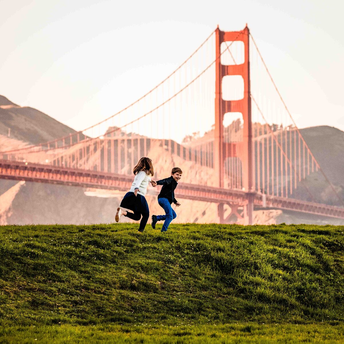 siblings-running-with-golden-gate-bridge
