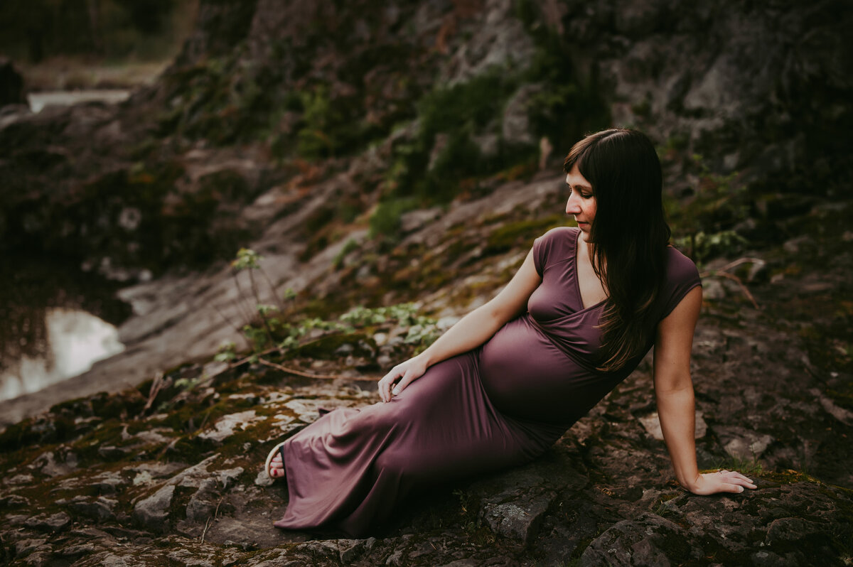 pregnant woman posing for photos