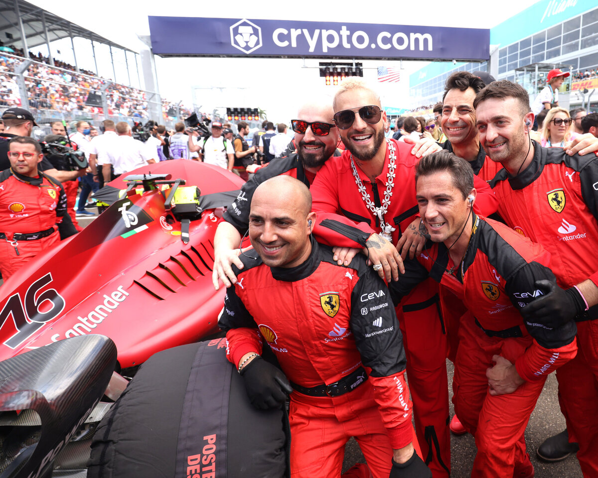 ferrari-pit-crew-moment-f1-race-rodrigo-varela-photography