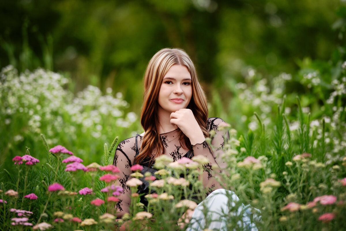 st-louis-senior-photographer-teen-girl-sitting-in-wild-flowers-at-forest-park