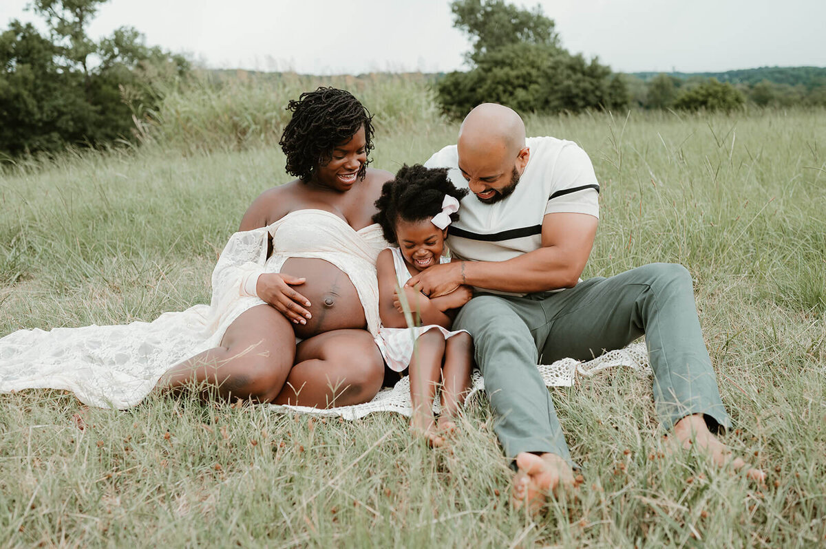 happy-family-maternity-session-field-charlotte