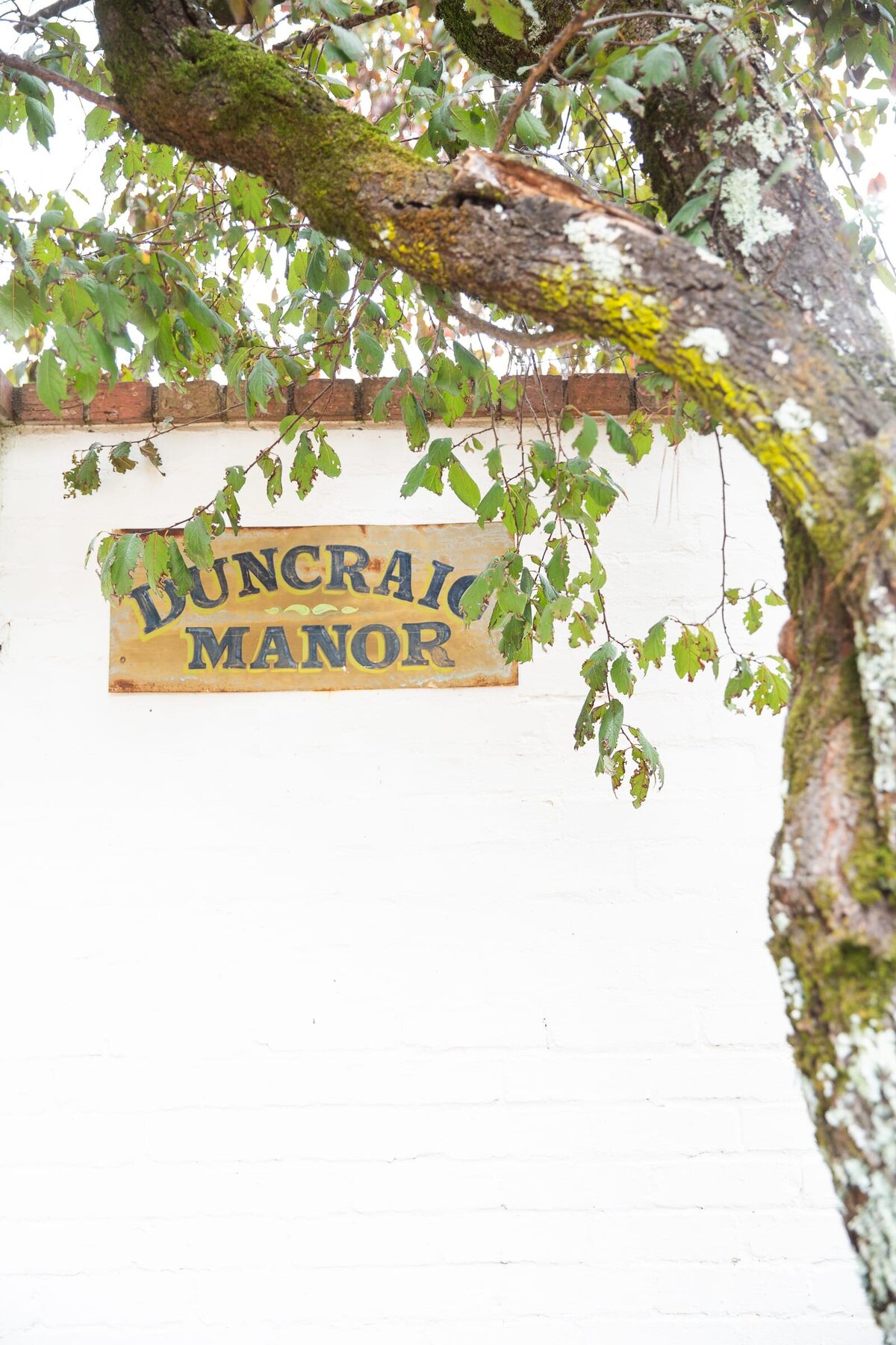 duncraig-manor-sign-white-brick