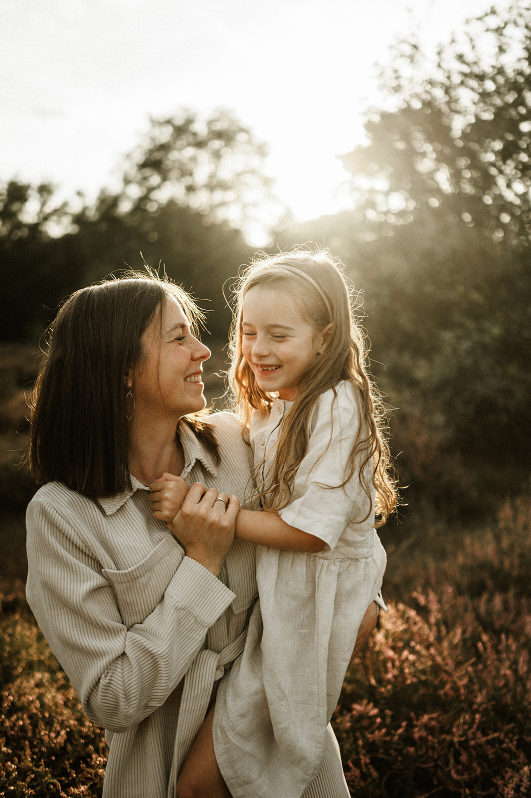 Gezinsfotografie in Nijlen tijdens golden hour – pure, spontane momenten vastgelegd in de heide.