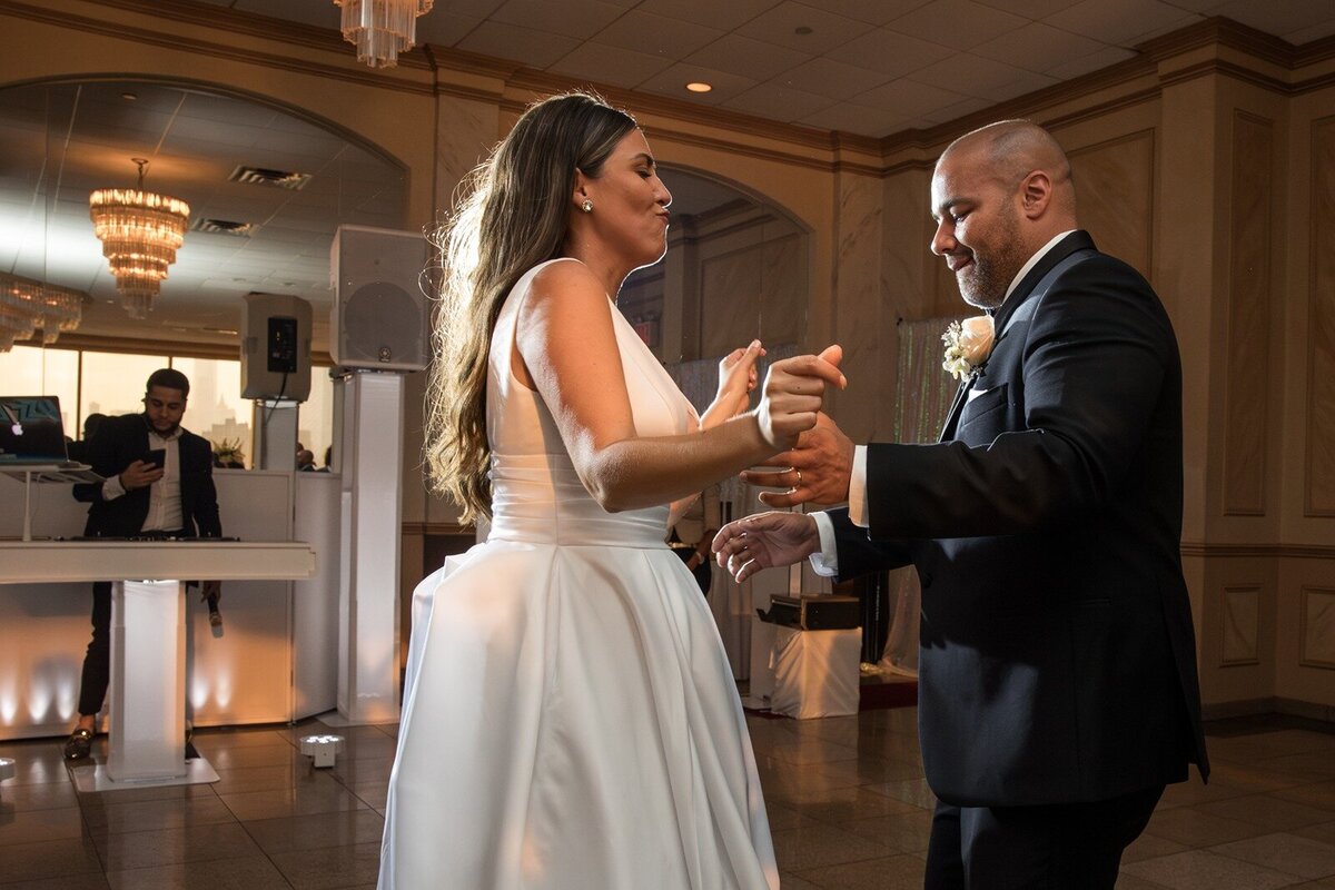 Bride-and-groom-first-dance-at-Giandos-6