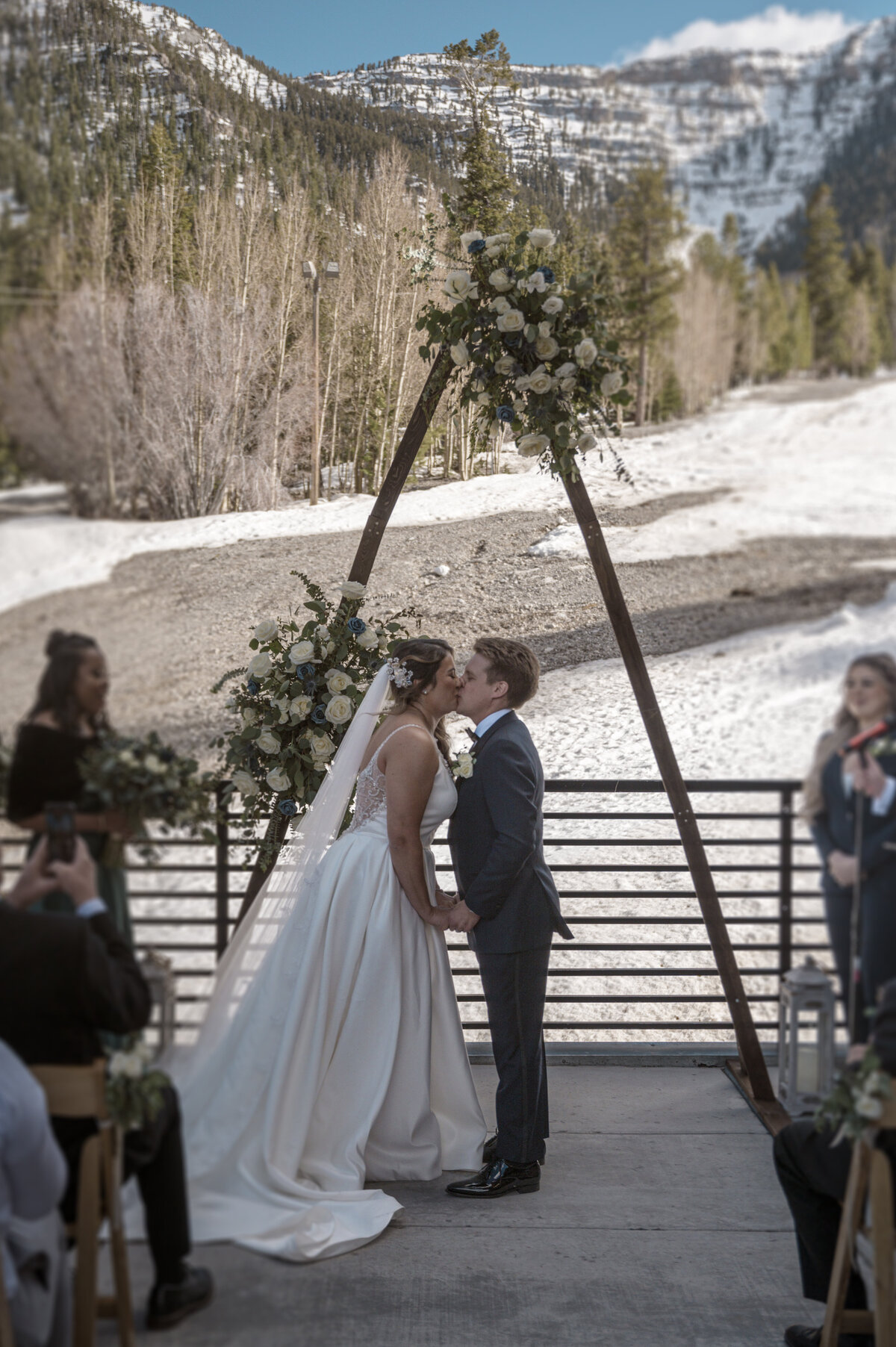 lincoln-outdoor-wedding-couple-kiss-legacy-in-light (39)