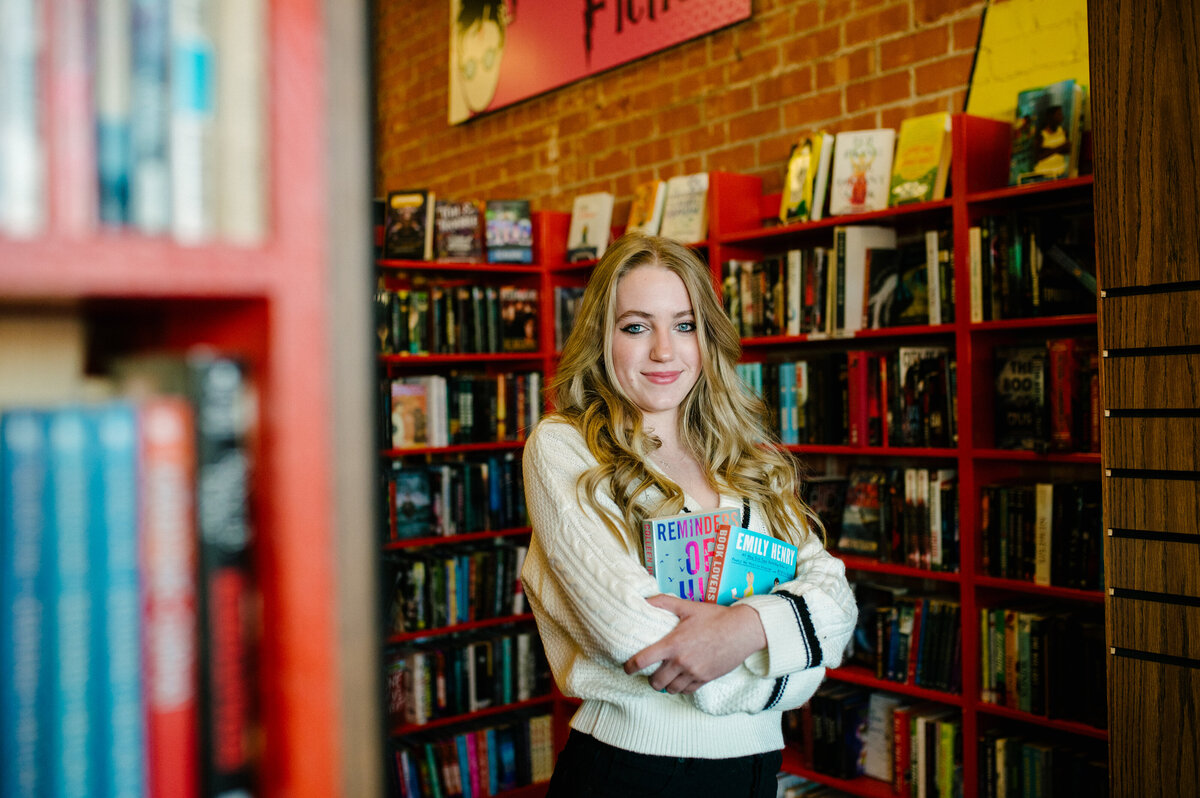 senior-portraits-in-a-bookstore