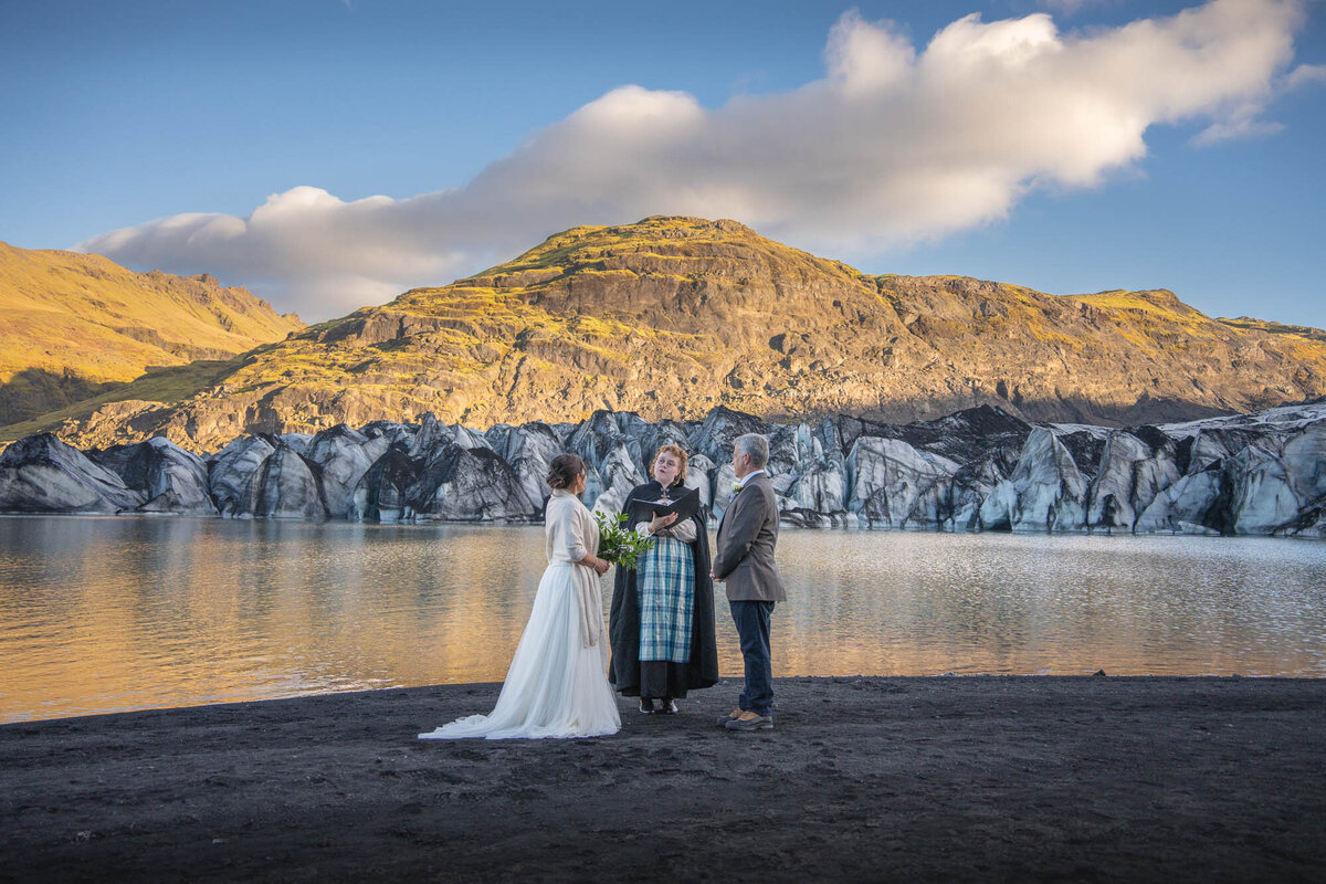 Iceland-glacier-lagoon-elopement-ceremony-officiant