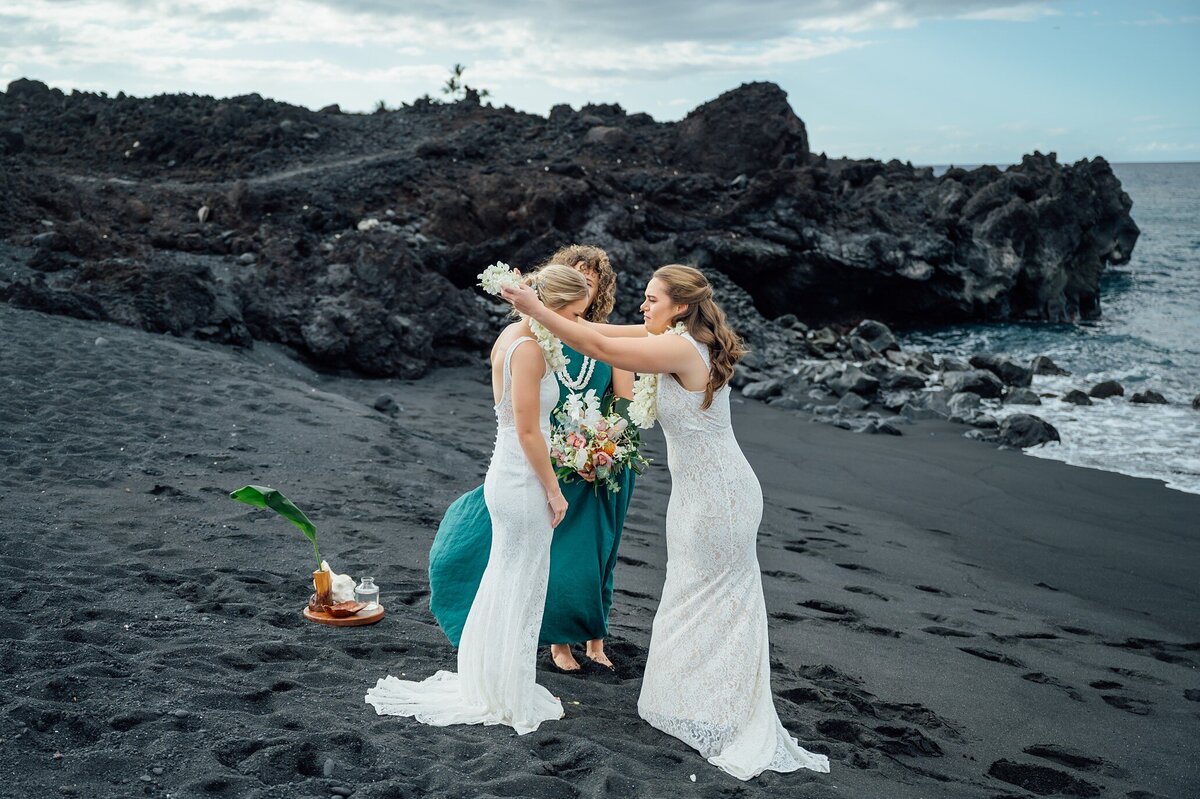 kiholo-black-sand-beach-elopement_0091