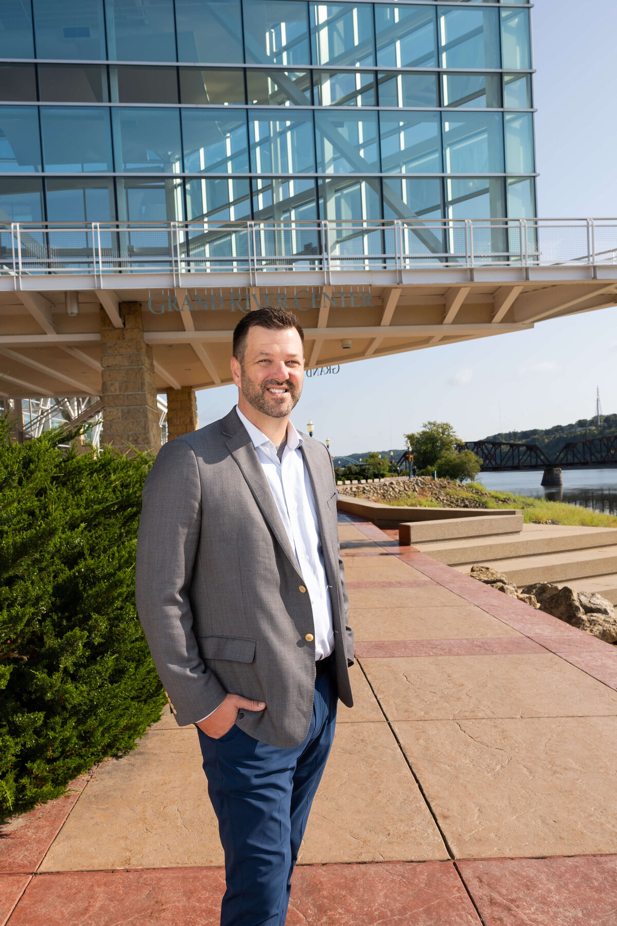 Outdoor-Headshot-brand-photographer