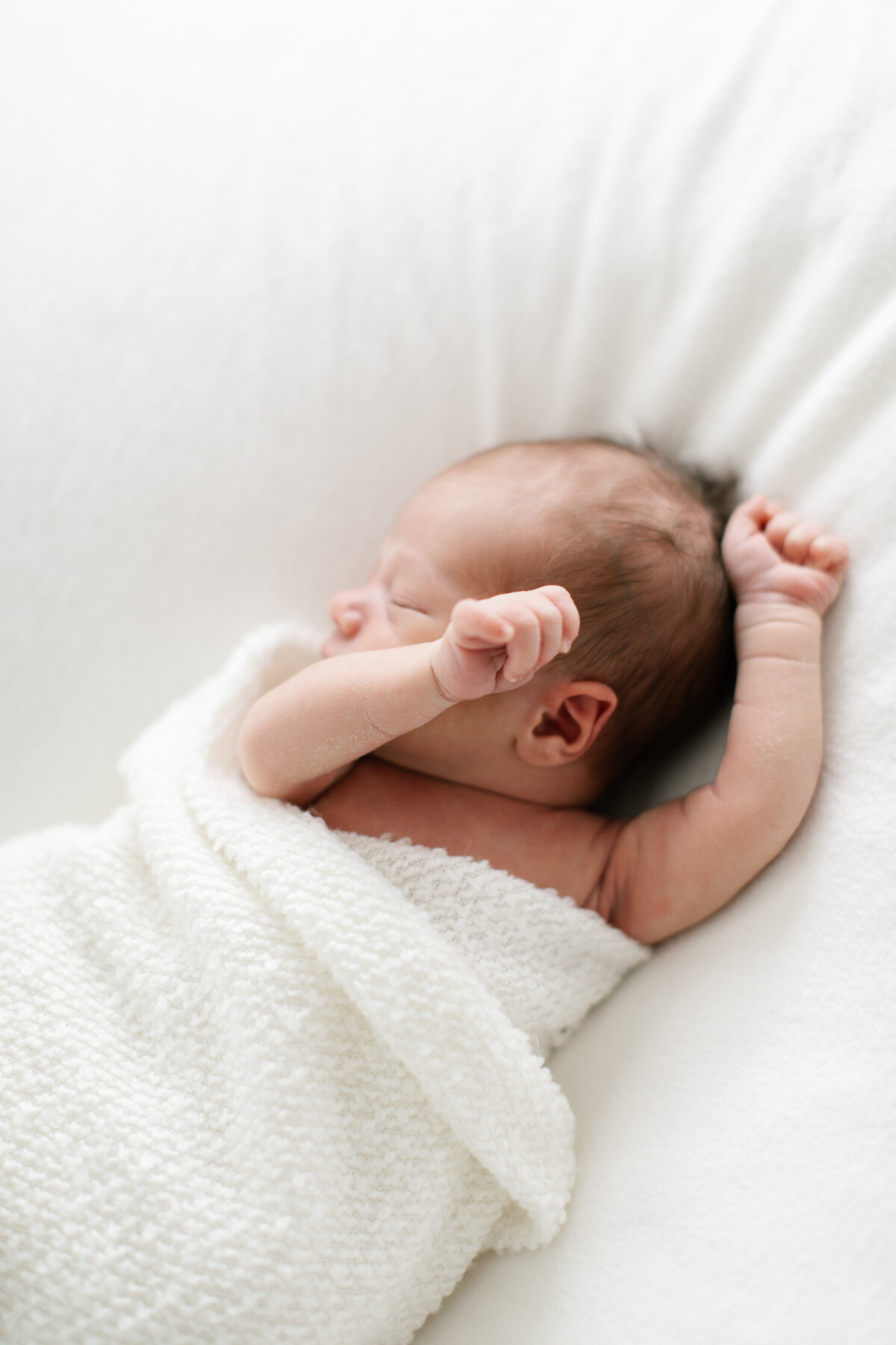Chicago newborn photographer captures simple and organic portrait