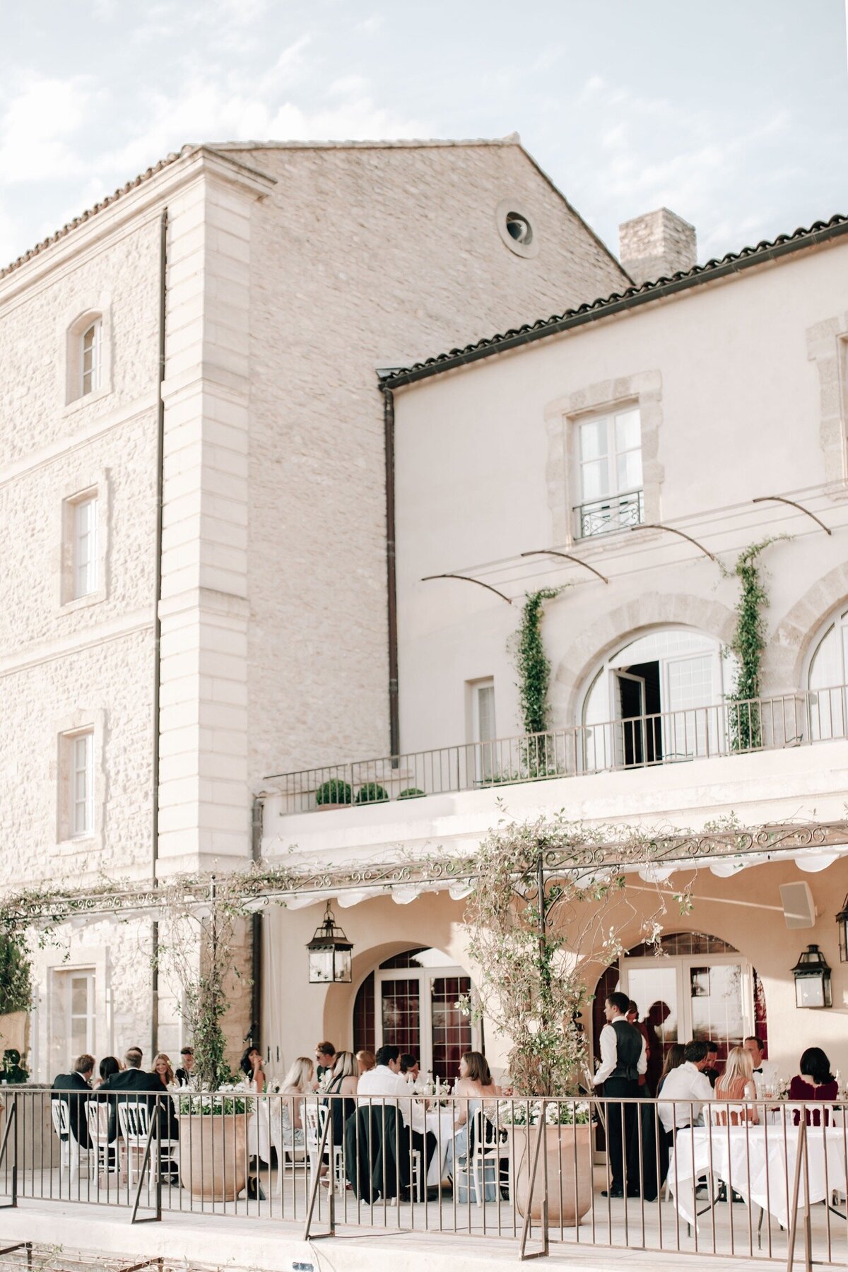 29_Provence_Luxury_Wedding_Photographer (1 von 1)-79_Flora and Grace is a luxury wedding photographer at Bastide de Gordes in France. Discover their elegant and timeless fashion inspired wedding photography in France.