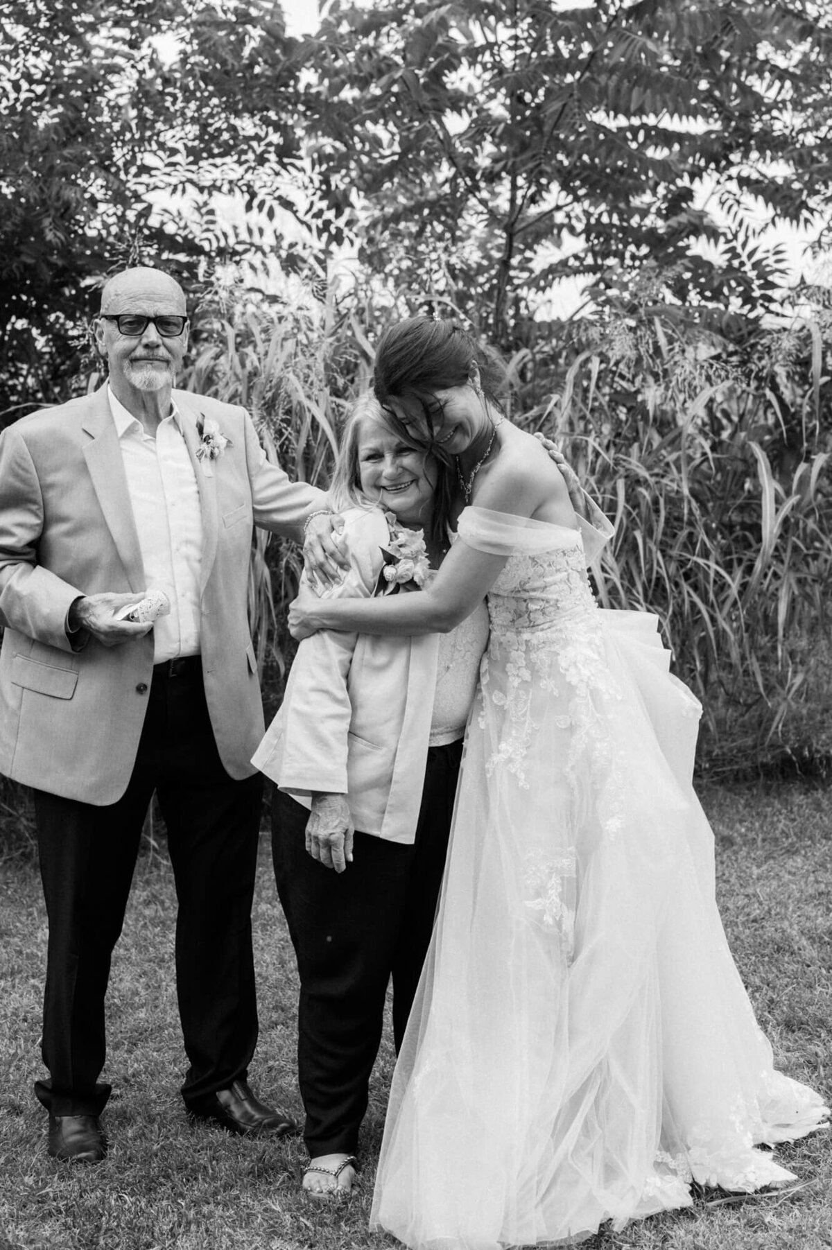bride-with-parents-during-portraits