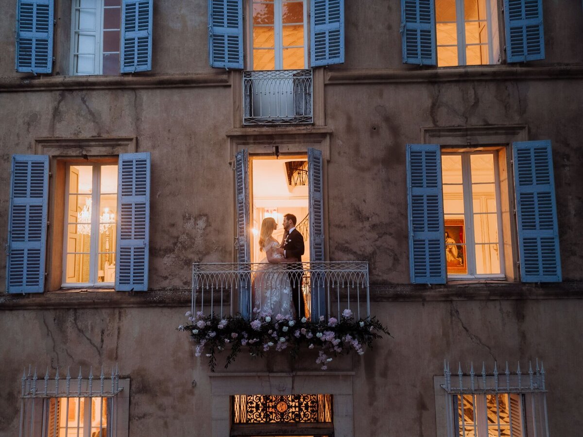 Balcony-kiss-wedding-Provence