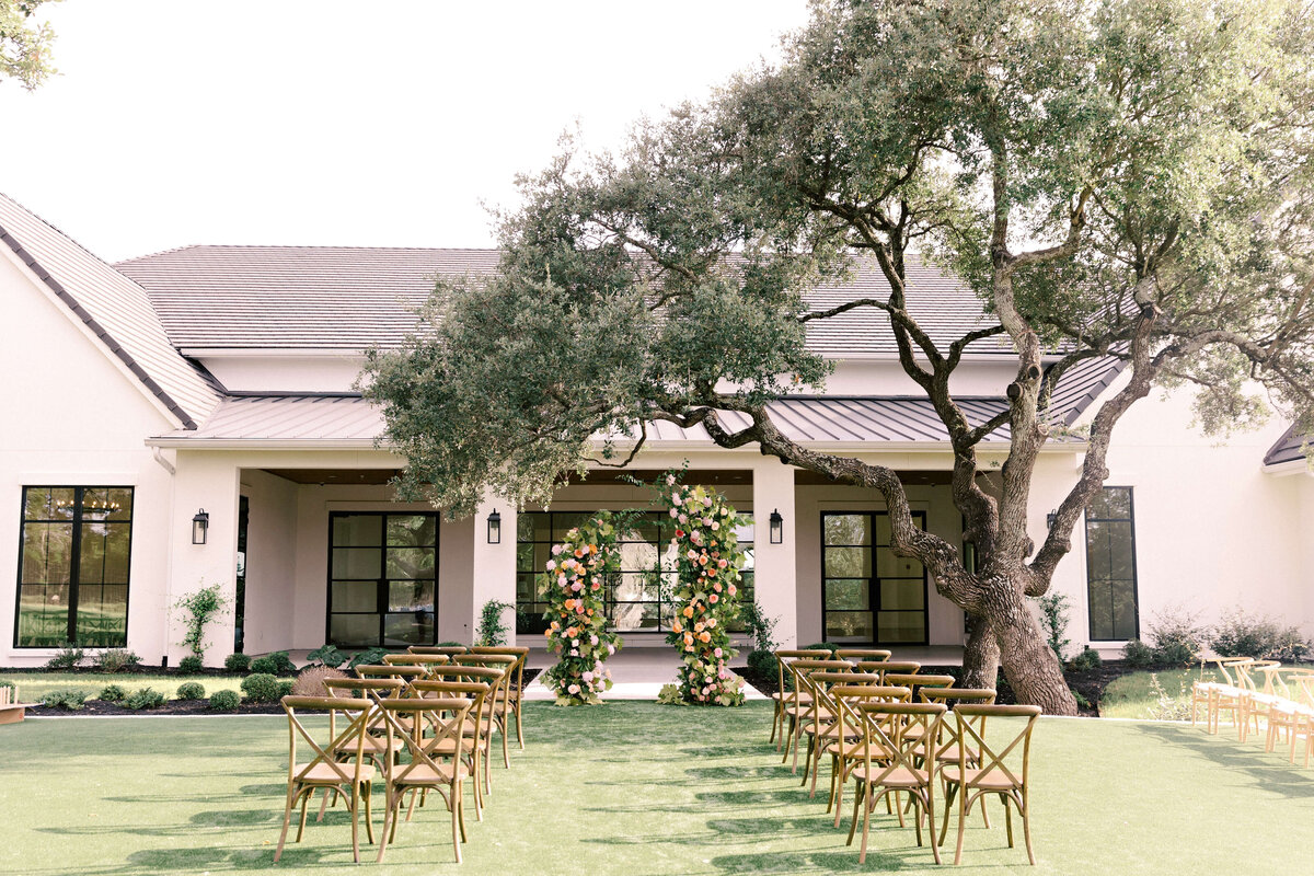 An intimate al-fresco reception at The Arlo, overlooking the Texas Hill Country
