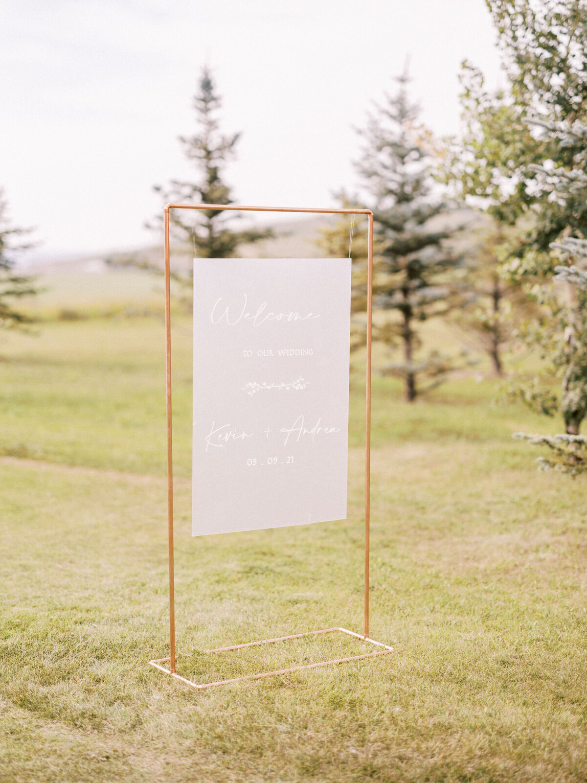 calgary-wedding-welcome-sign-copper-arch