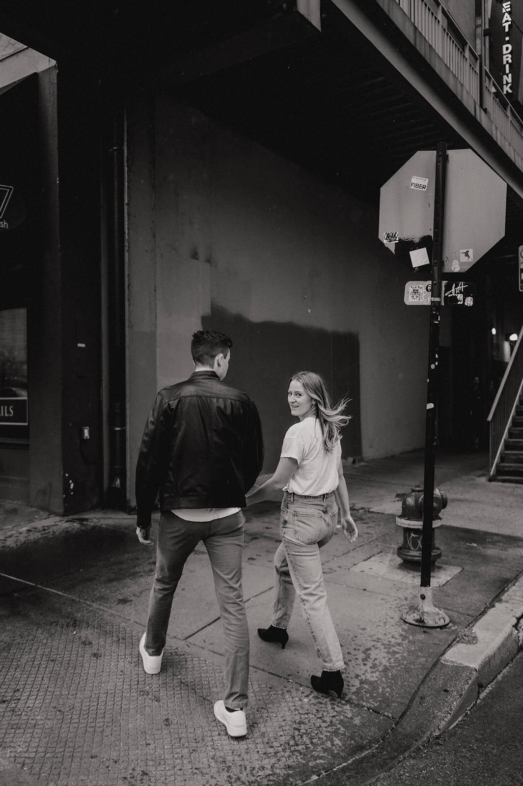 downtown-chicago-editorial-engagement-session-photos-billy-goat-tavern-melissa-ferrara-photography