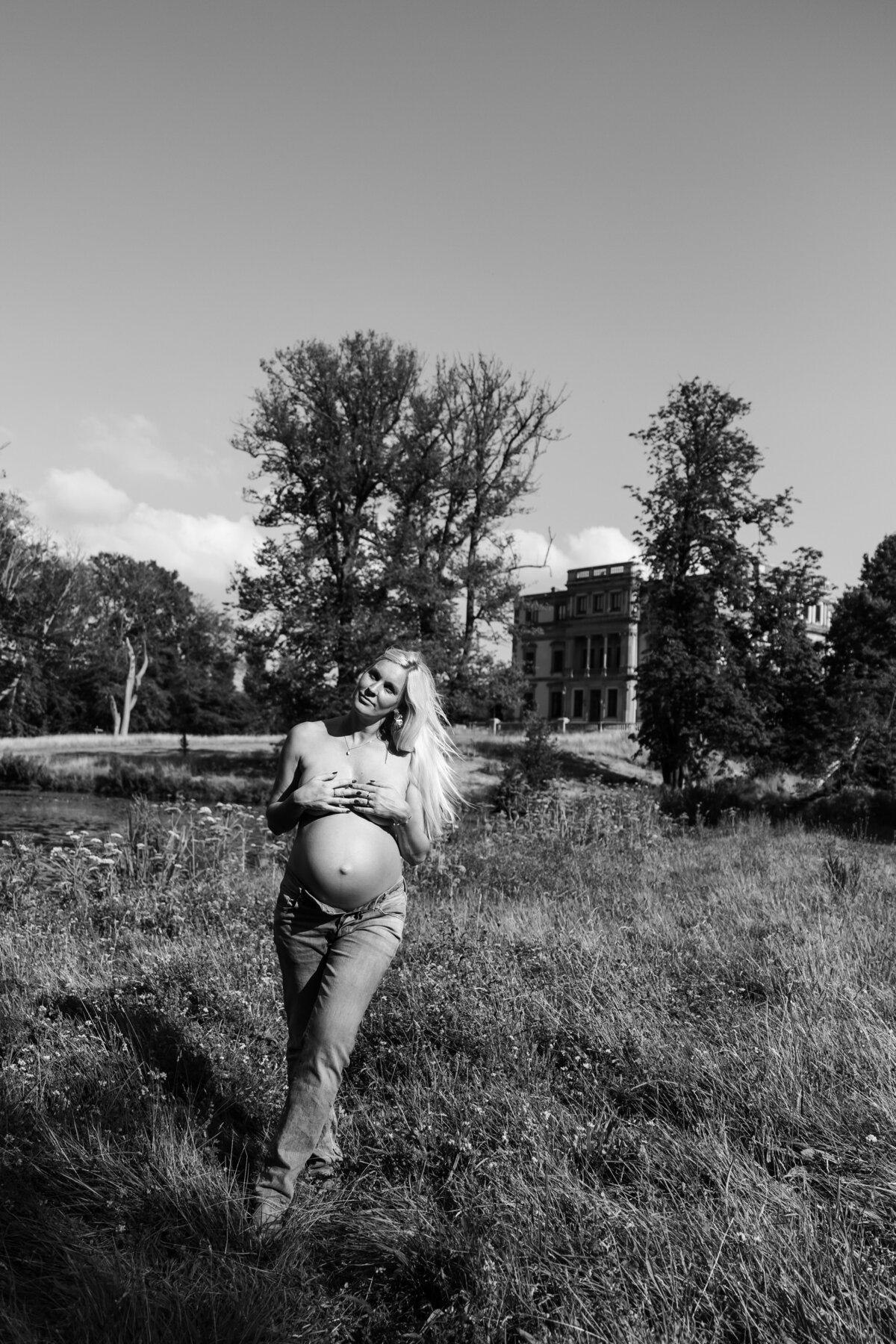 zwangerschap shoot topless natuur