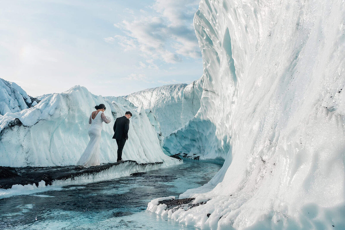 best-weddings-in-alaska-on-glaciers-Soul-and-Sky-Weddings