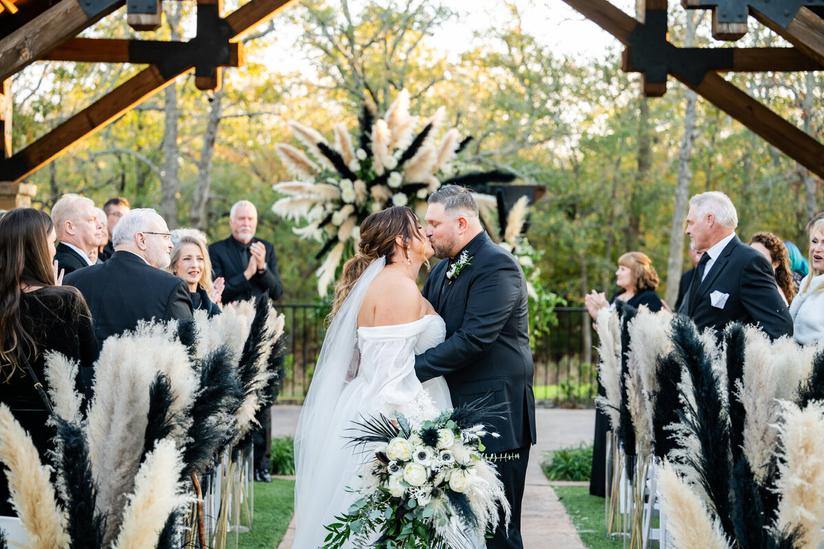 brideandgroomkissinginaisle