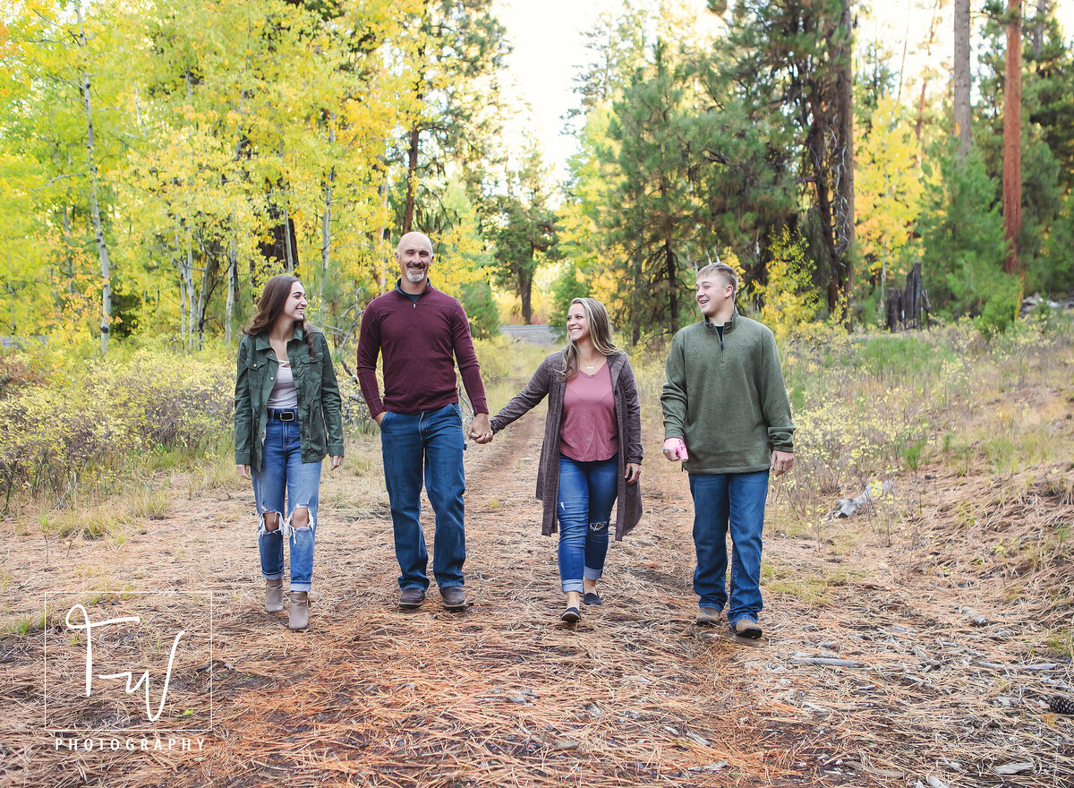 TanniWengerPhotographyStudio_JohnDayOregonPhotographer_FamilyPhotosOutdoors