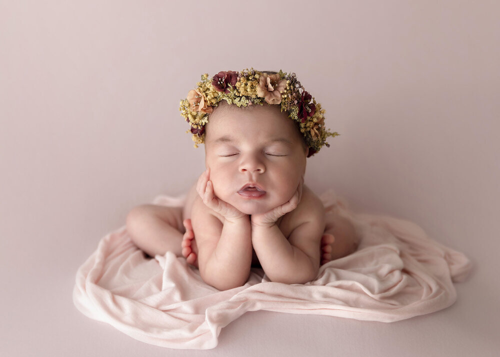 NEWBORN_BABY_GIRL_FROGGYPOSE_FLOWERHALO