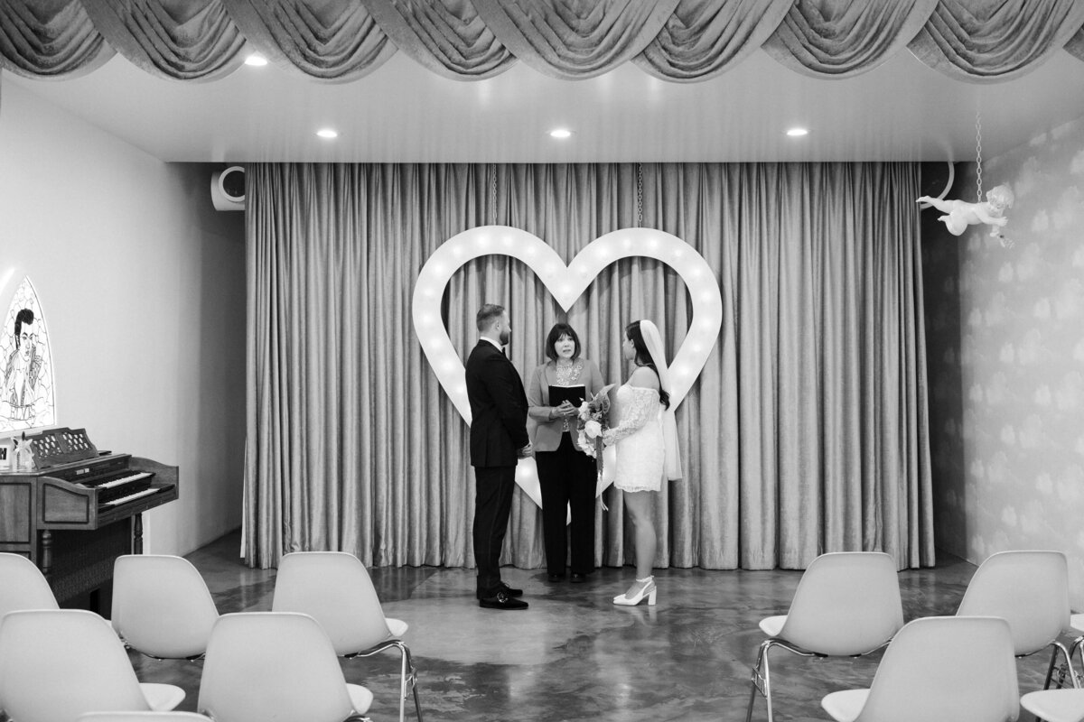 49riskyexposure_hannah-rory_las-vegas-elopement-photography