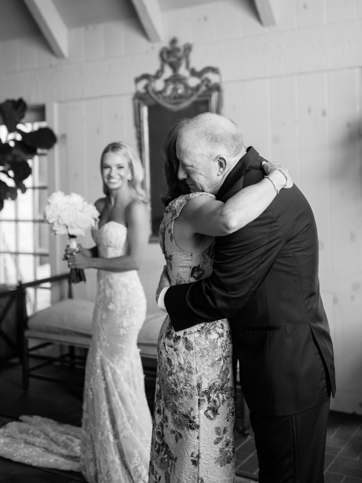 07-09-2022 Matthew and Lauren Wedding at Southern Hills Country Club Tulsa Wedding Photographer Laura Eddy Photography-137_web