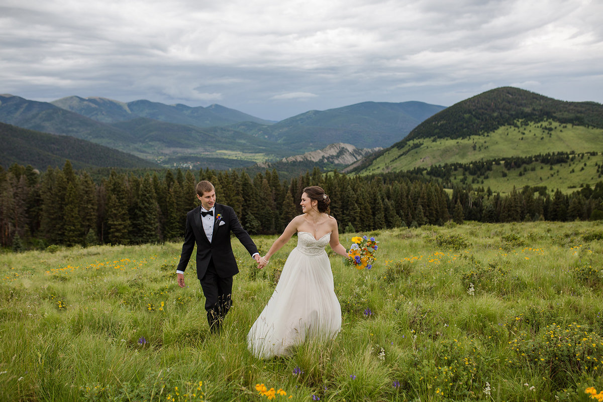 bride and groom with amazing mountain view in cuchara