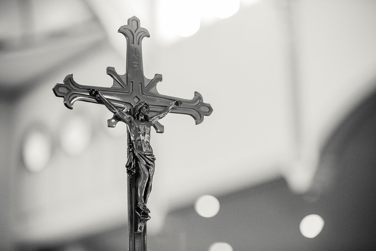 njeri-bishota-lauren-ashley-catholic-wedding-sacrament-of-marriage-crucifix-in-church-black-and-white