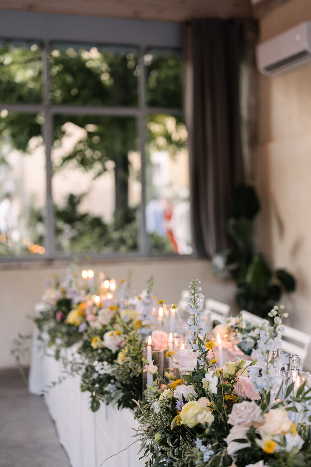 chemin-de-table-de-fleurs-mariage