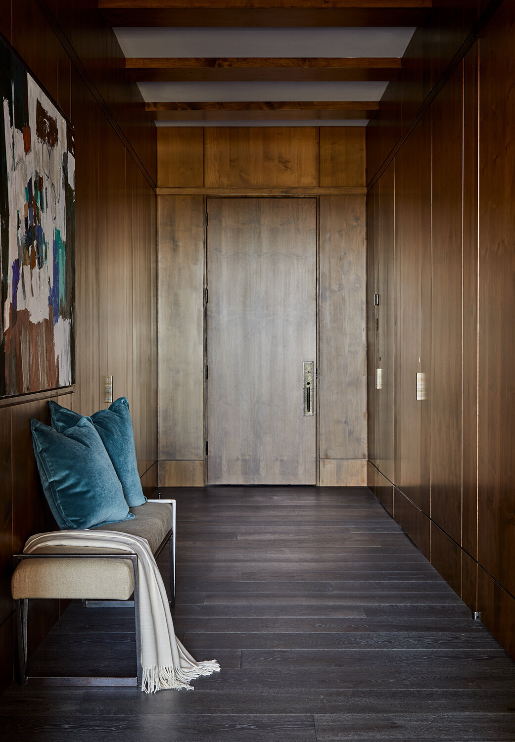 luxe_downtown_piedaterre_entrywithartandfurnishings