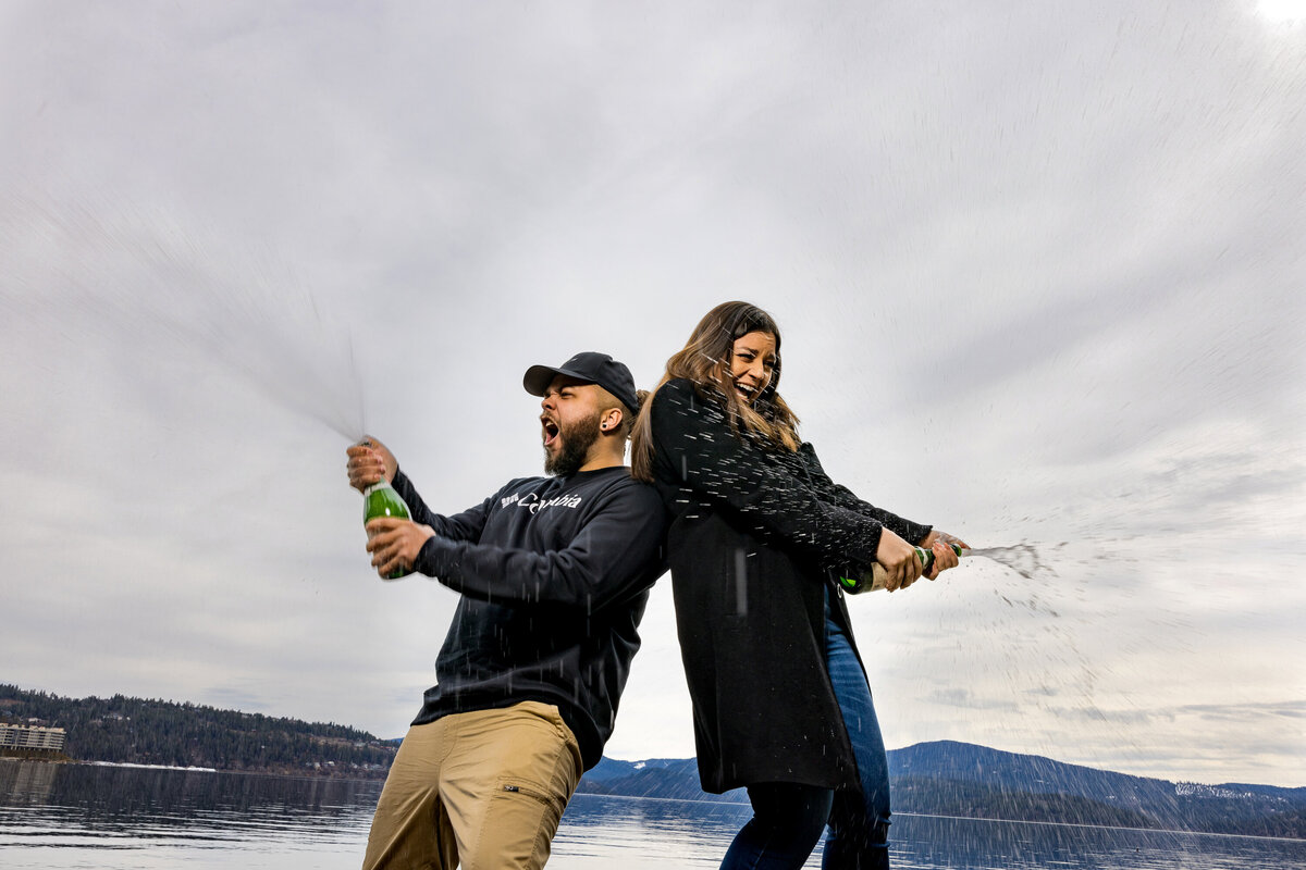 couple-engagement-celebration-portrait-champagne-coeur-dalene