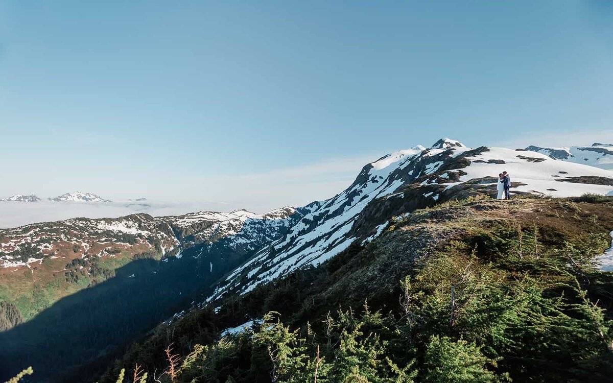 luxury-elopement-experience-in-alaska-glaciers-mountains-dogsled-ride