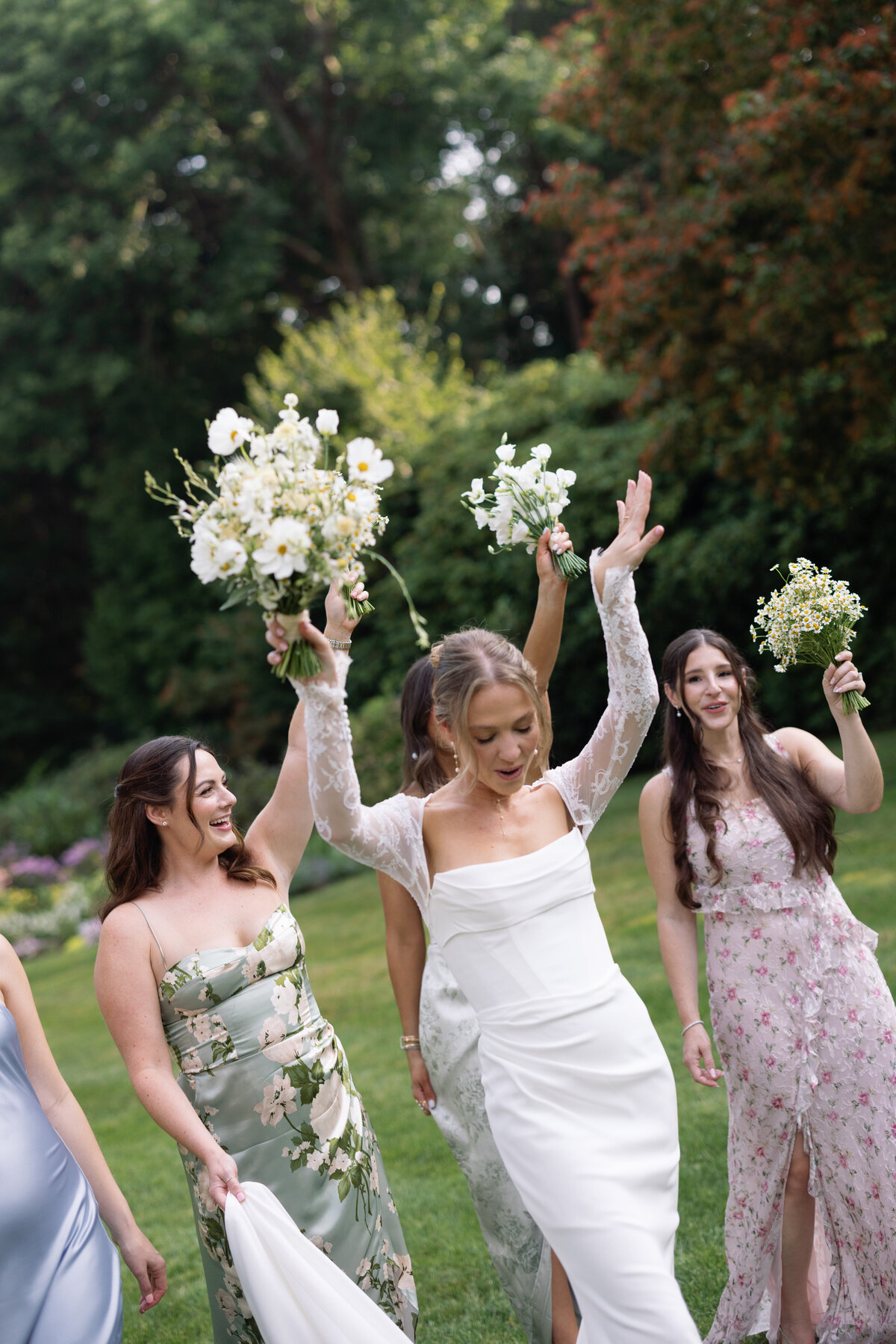 bride-and-bridesmaids-at-glen-manor-house