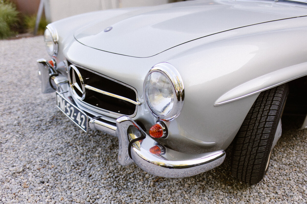 detail trouwauto door hanna wursten luxe trouwauto met koplamp mercedes 