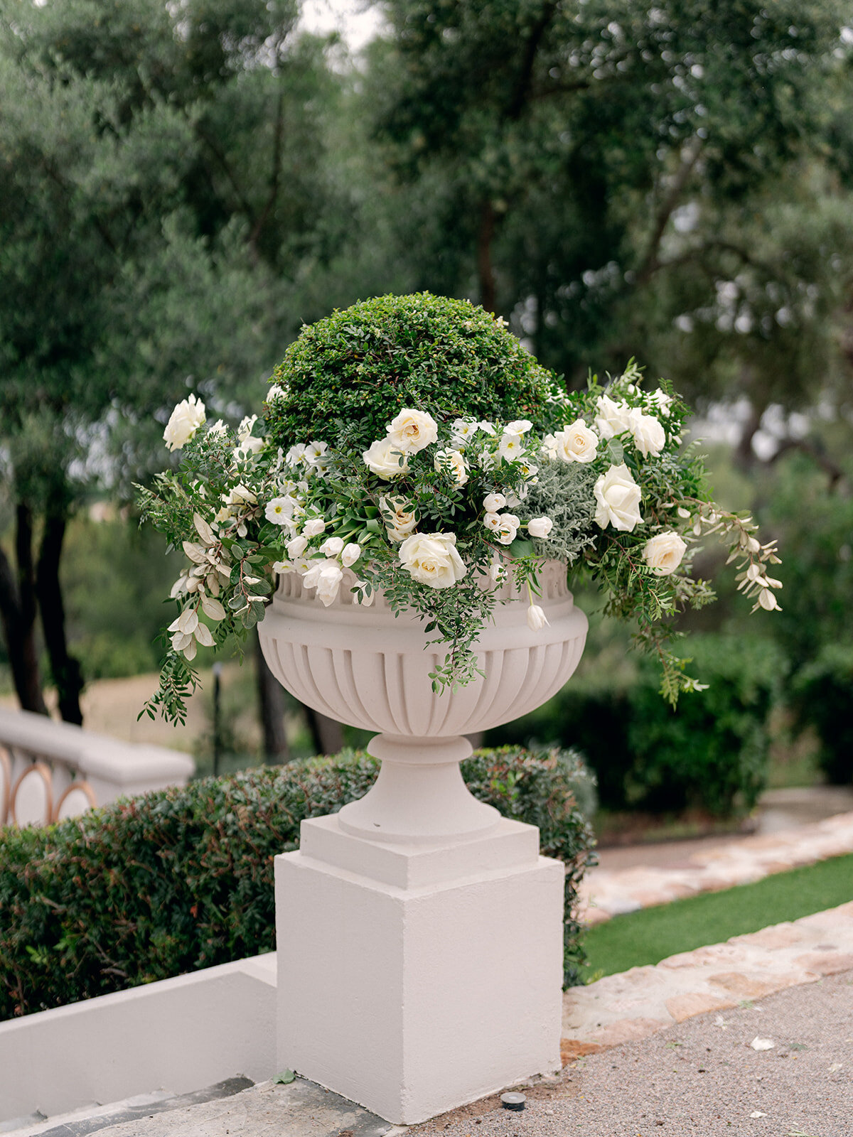 06-intimate-destination-wedding-french-riviera-with-white-flowers