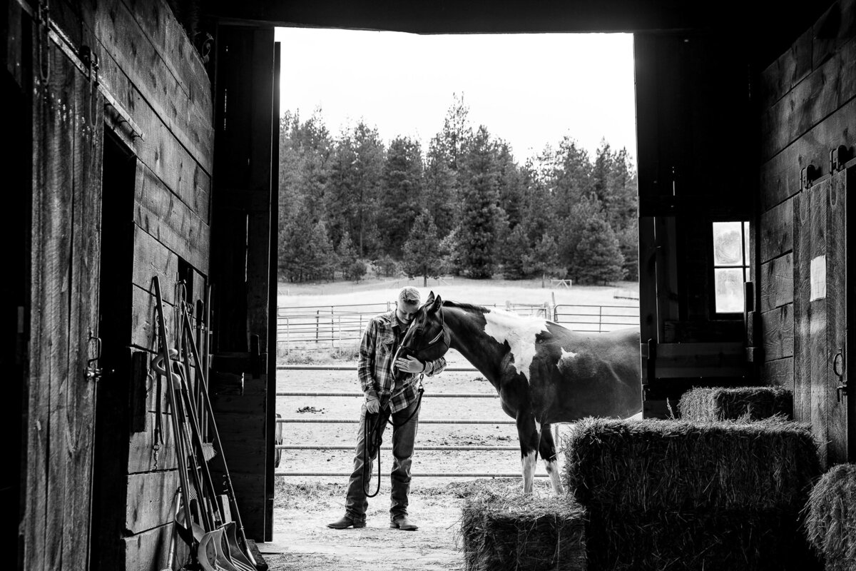 portrait-senior-highschool-horse-barn-post-falls