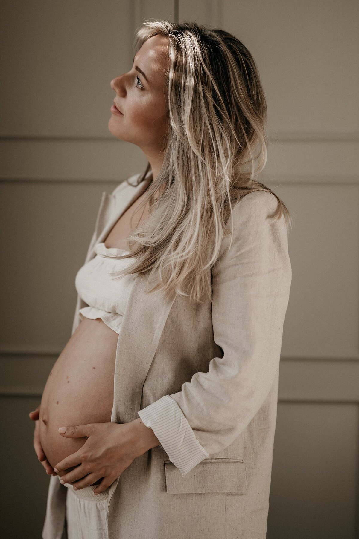 27-LouiseBoonstoppelFotografie_zwangerschapshoot_elegant_blote_buik