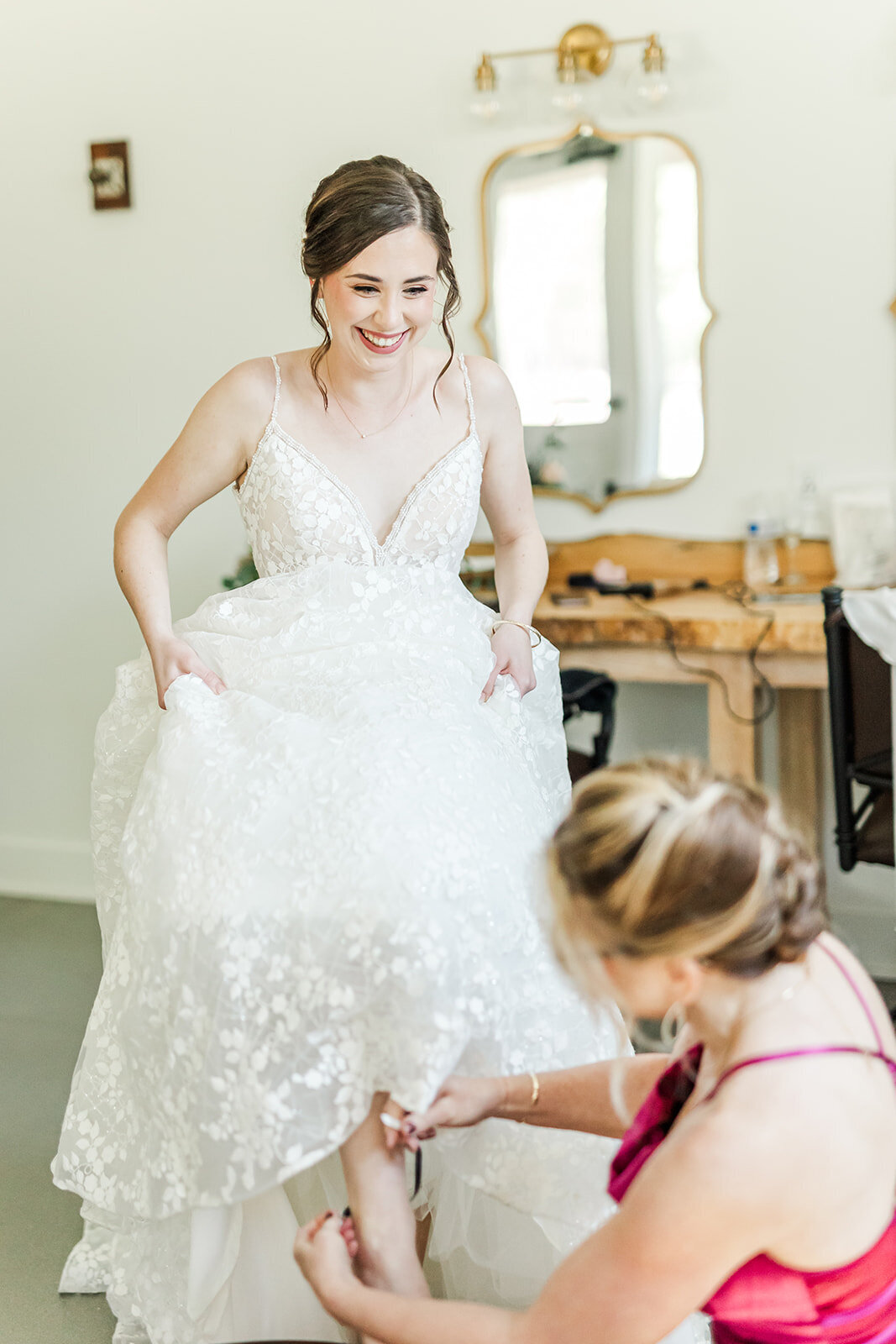 williamsburgweddingphotographer-themainofwilliamsburgwedding-getting ready emily and daniel - 1 -188