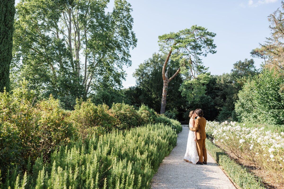 provence-gardens-couple