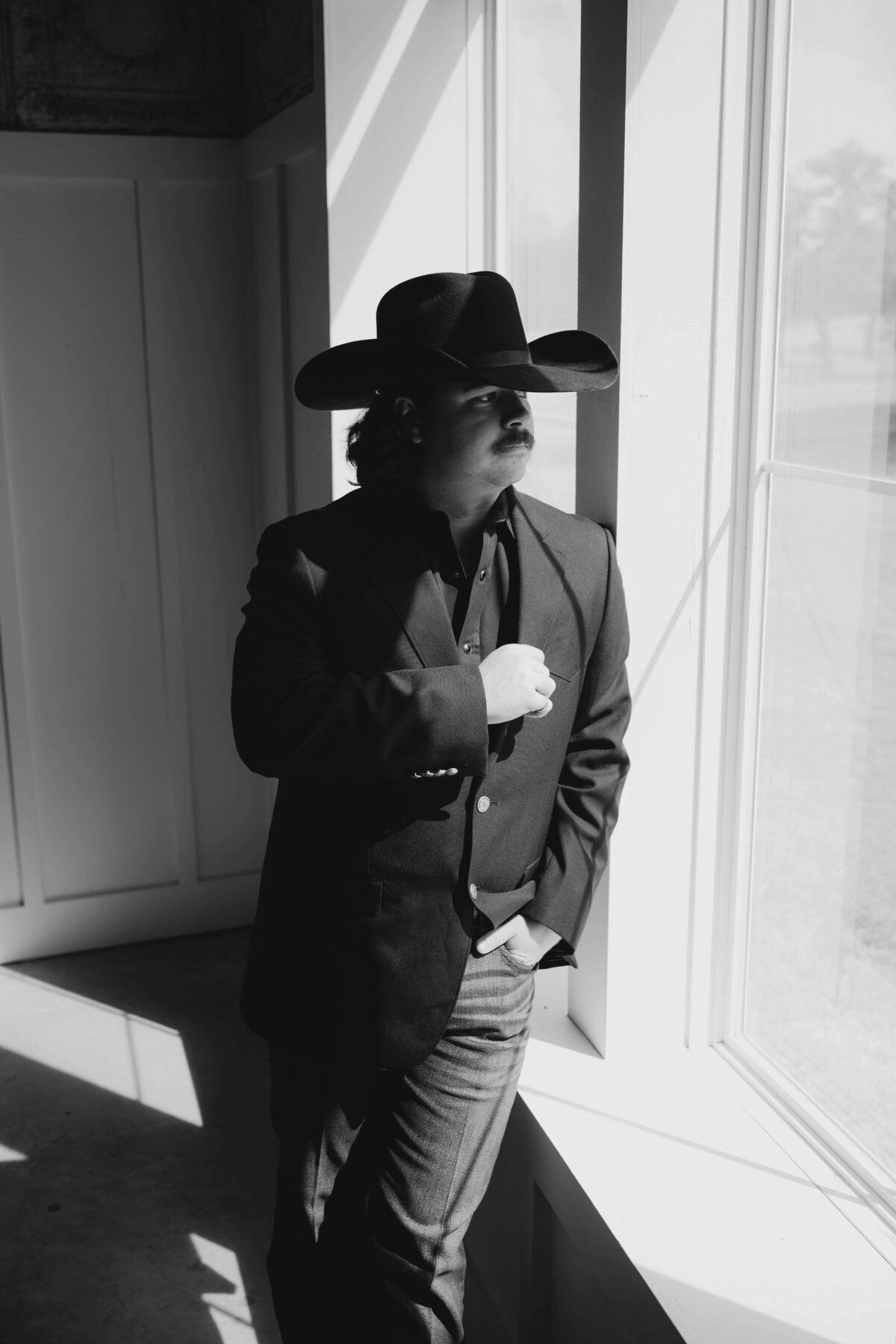 groom-getting-ready-wedding-texas-