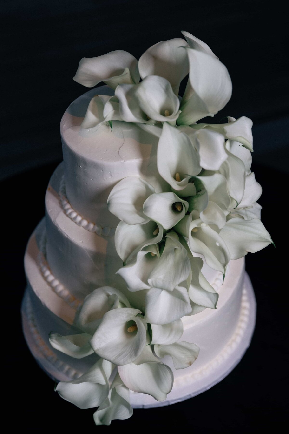 White Lavish Wedding Cake