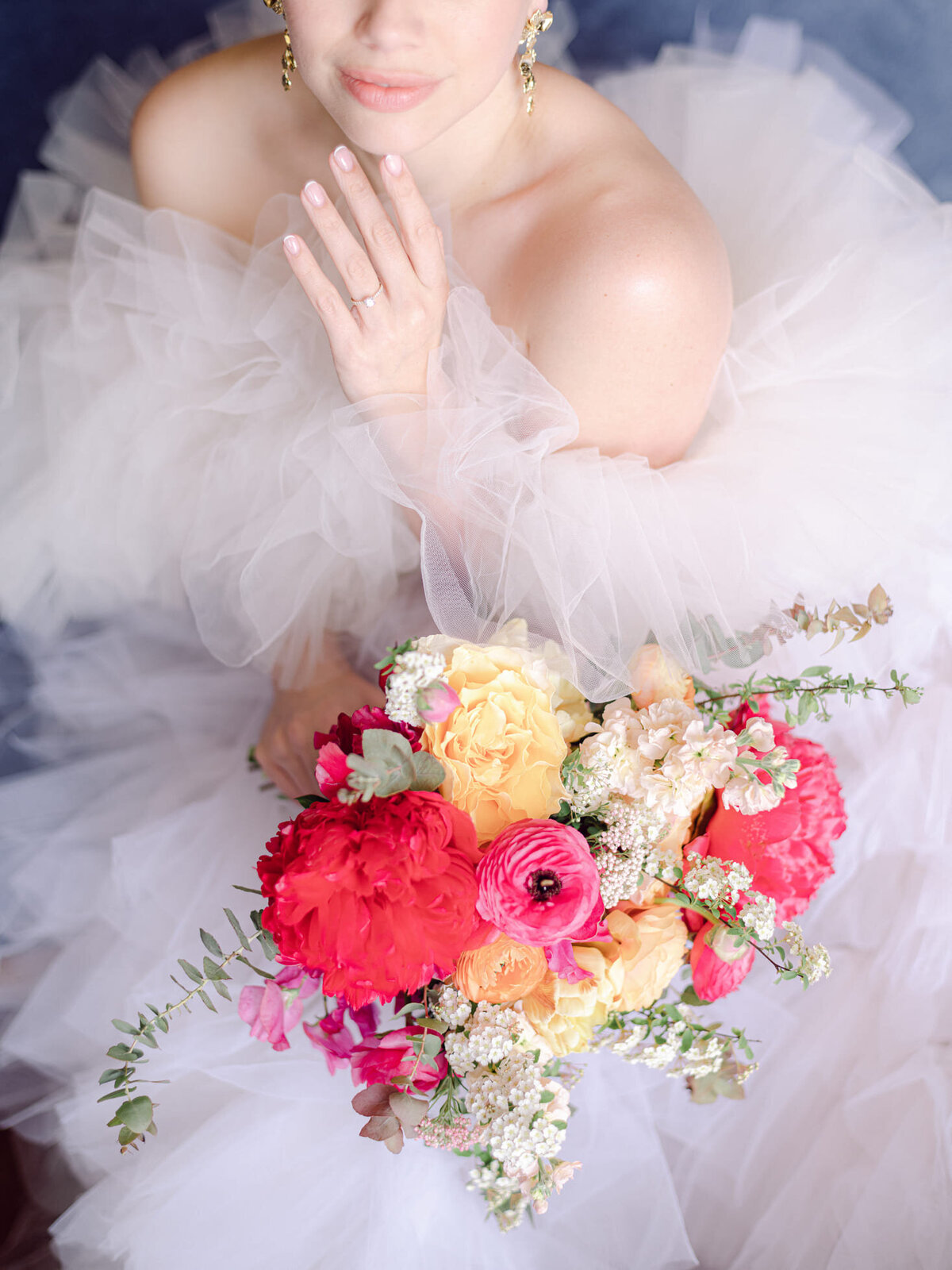 bouquet-de-mariee-coloree-fleurs-de-saison